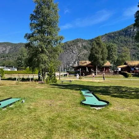 Reiarsfossen & モーテル