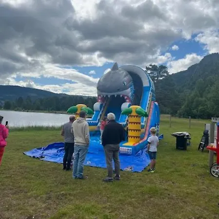 Reiarsfossen & モーテル