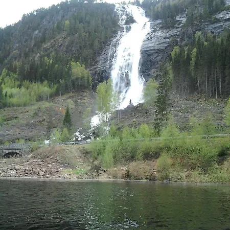Reiarsfossen & モーテル
